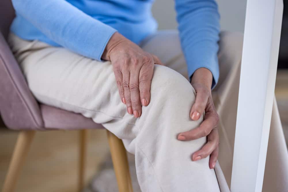 Knee pain you can feel walking – what GAE offers before knee replacement